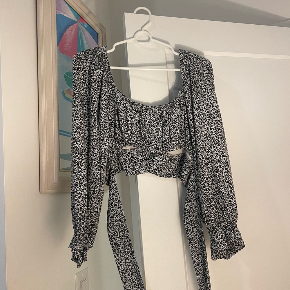 Altar'd State Black and White Floral Cropped Blouse